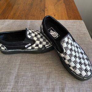 Like new women’s size 7 black and white checkered slip on Vans